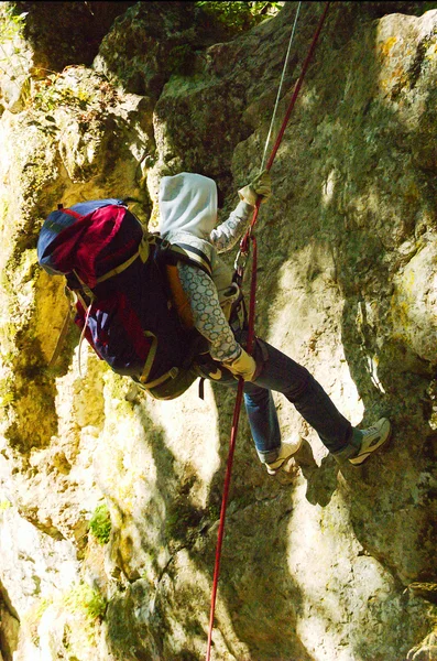 Femme grimpant sur la pente raide de la montagne — Photo
