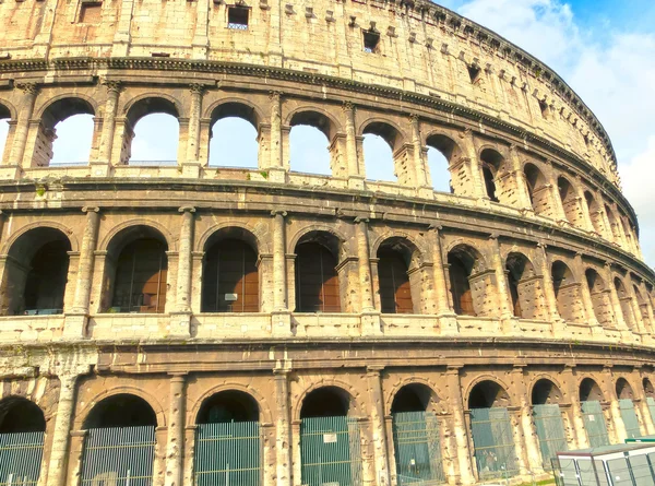 Vista do Coliseu em Roma e sol da manhã, Itália — Fotografia de Stock