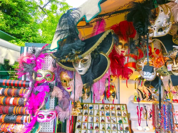 Venetiaanse carnaval maskers, Souvenirwinkel op een straat van Venetië, Veneto — Stockfoto