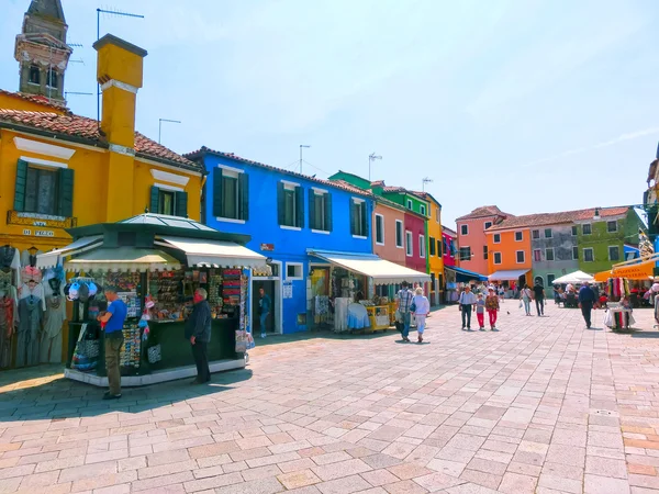 Burano, Veneza, Itália - 10 de maio de 2014: Casas antigas coloridas na ilha — Fotografia de Stock