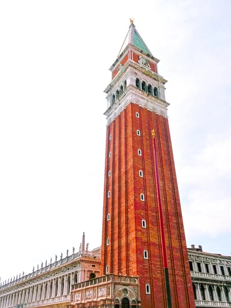 Klokkentoren van de basiliek van St. Marks in Venetië — Stockfoto