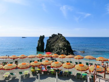 Monterosso, İtalya - 09 Eylül 2015: İnsanlar plajda