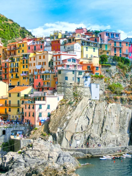 Coloridas casas tradicionales en una roca sobre el mar Mediterráneo, Manarola, Cinque Terre, Italia — Foto de Stock