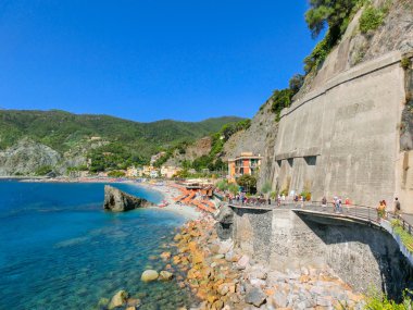Monterosso, İtalya - 09 Eylül 2015: İnsanlar plajda