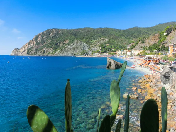 Monterosso, İtalya - insanlar plajda — Stok fotoğraf