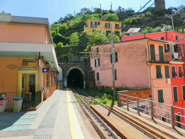 Weergave van vernazza dorp van treinstation — Stockfoto