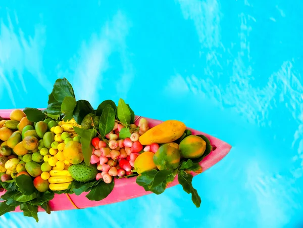 Egzotyczne owoce na łodzi — Zdjęcie stockowe