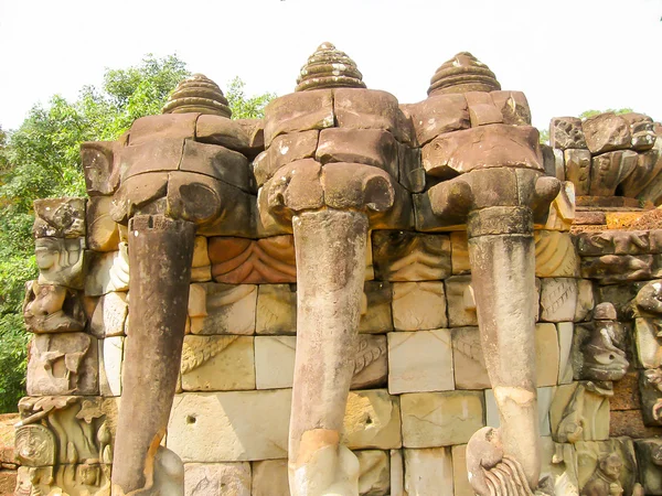 La terraza del templo de los elefantes en el Angkor cerca de la ciudad Siem Riep en el oeste de Camboya . —  Fotos de Stock