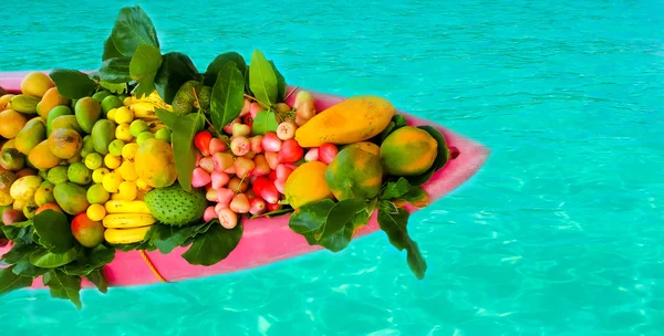 Frutos exóticos no barco — Fotografia de Stock