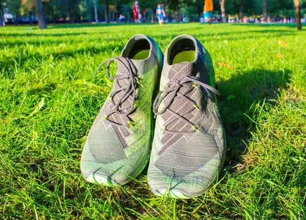 Los zapatos deportivos verdes en la hierba — Foto de Stock