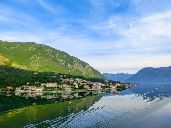 Pueblo en la costa de la bahía de Boka Kotor en Montenegro — Foto de Stock