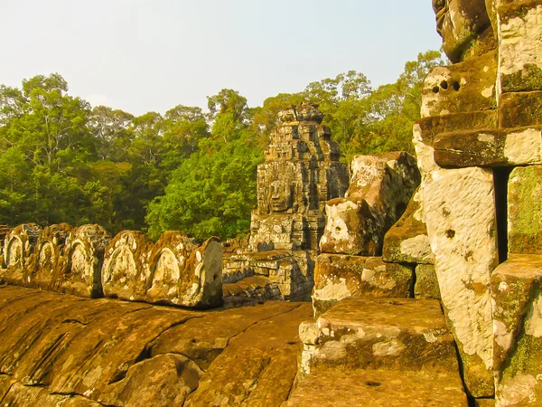 Las Caras Piedra Bayon Del Pueblo Siem Reap Camboya Fueron —  Fotos de Stock