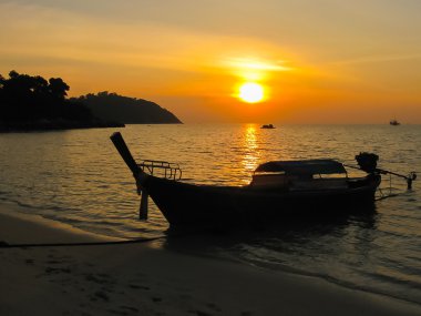 Günbatımı Andaman Denizi'nde, küçük tekne