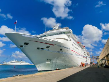 Barbados - 11 Mayıs 2016: Carnival Cruise Gemi hayranlık dock