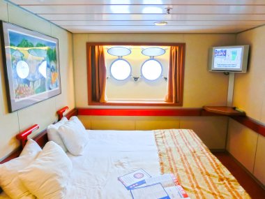 San Juan, Porto Riko - 08 Mayıs 2016: İç kabin Carnival Cruise Gemi hayranlık adlı iki kabinlerin ile. 8 biri kardeş gemi ve bir milyon dolarlık tadilat 2006 yılında alınan