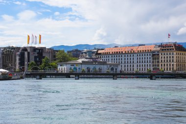 Geneva, İsviçre - 17 Haziran 2016: Göl, dolgu, bayraklar, köprü