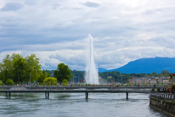 Vue Panoramique Célèbre Fontaine Jet Deau Quartier Portuaire Genève Avec — Photo