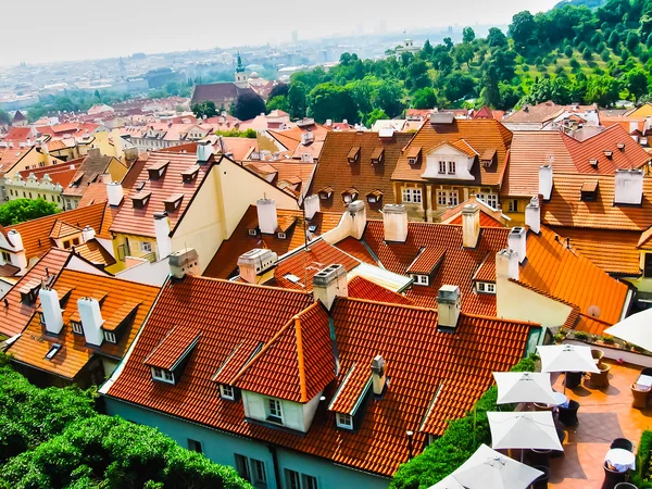 Vista dall'alto ai tetti piastrellati della città vecchia, Praga, Repubblica Ceca — Foto Stock