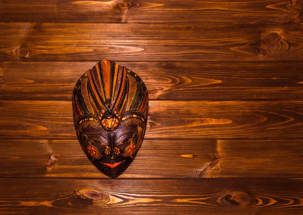 Hagyományos indonéz maszk Bali ablakkeret fából készült háttér — Stock Fotó