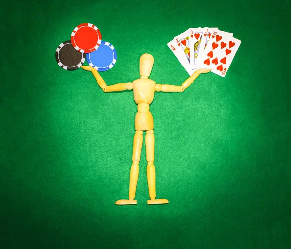 Hombre de madera con las manos en alto para sostener fichas y cartas para jugar al póquer — Foto de Stock