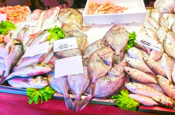 Venetianska Fiskmarknaden Dorados Och Räkor Rialtos Fiskmarknad Ligger Längs Canal — Stockfoto