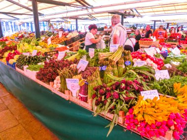 Venice, İtalya - 10 Mayıs 2014: İnsanlara yakın sebze Venedik, İtalya piyasada olan bir sayaç
