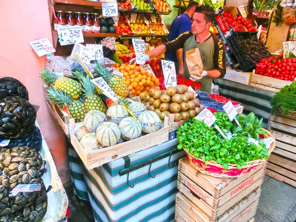 意大利威尼斯 2014年5月10日 意大利威尼斯市场上一个带蔬菜的柜台附近的人们 — 图库照片