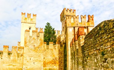 Sirmione, İtalya - 20 Eylül 2014: Scaliger Castle. Ünlü Sirmione castle ve onun küçük bağlantı noktası bağlantı noktası olarak kullanılan bir kale nadir bir örnektir. Bu kompleksin bina başladı
