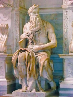 Roma, İtalya - 2 Mayıs 2014: Michelangelo 'nun yonttuğu Musa heykeli Vincoli kilisesindeki San Pietro' daki turist kalabalığı tarafından her gün ziyaret ediliyor