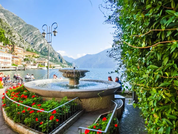 Limone sul Garda, Italia - 21 de septiembre de 2014: El paseo marítimo con fuente — Foto de Stock