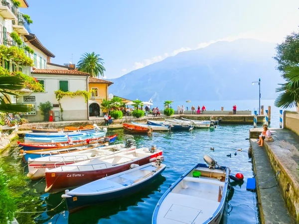 Limone sul Garda, Italia - 21 de septiembre de 2014: El paseo marítimo con casas y barcos — Foto de Stock