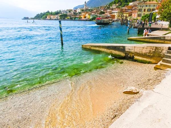 Limone sul Garda, Italia - 21 de septiembre de 2014: El paseo marítimo con casas y barcos — Foto de Stock