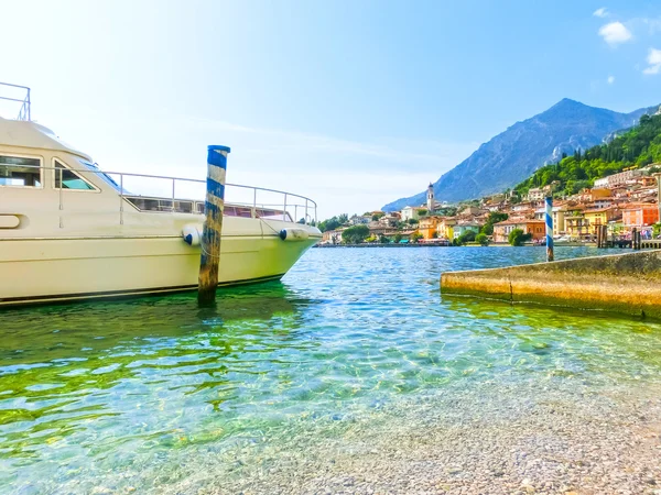 Limone sul Garda, Italia - 21 de septiembre de 2014: El paseo marítimo con casas y barcos — Foto de Stock