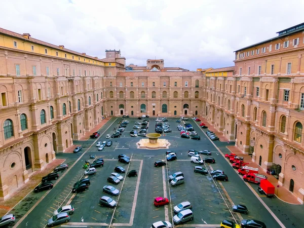 梵蒂冈-2014 年 5 月 2 日︰ 博物馆与汽车庭院之一. — 图库照片