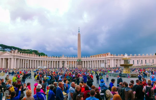 梵蒂冈城 — — 2014 年 5 月 2 日︰ 在圣彼得大教堂的入口处排队的人 — 图库照片