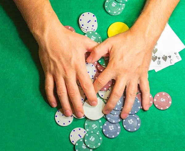Las manos masculinas con cartas en el casino — Foto de Stock
