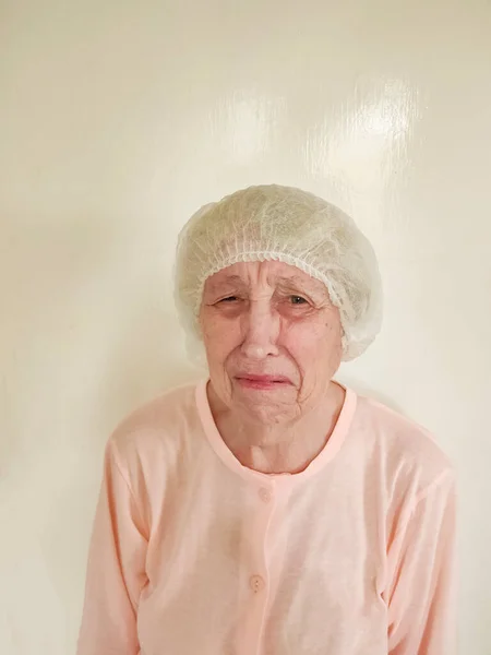Грустная Плачущая Пожилая Женщина Медицинском Колпаке Эпидемия Коронавируса Здоровье Людей — стоковое фото