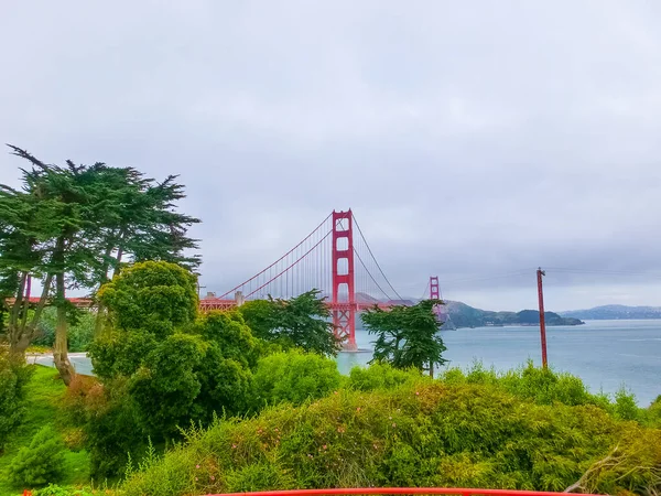 San Francisco Sisli Bir Denizde Geçit Köprüsü — Stok fotoğraf