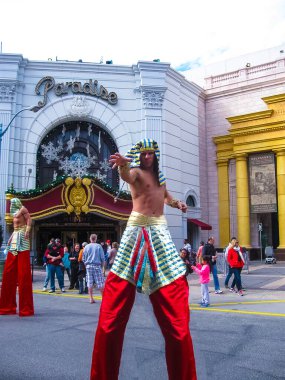 Orlando, ABD - 04 Ocak 2014: Mumyanın İntikamı 'nın girişinin yanındaki ayaklıklı adam. Universal Studios Orlando, Orlando, Florida, ABD 'de bulunan bir tema parkı.