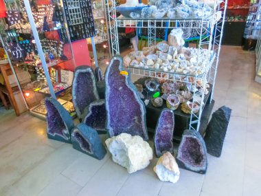 Postojna, Slovenya - 9 Mayıs 2014: 9 Mayıs 2014 'te Slovenya' nın Postojna kentindeki hediyelik eşya dükkanında farklı mineraller ve taş arkaplanlardan bir sürü renkli boncuk: