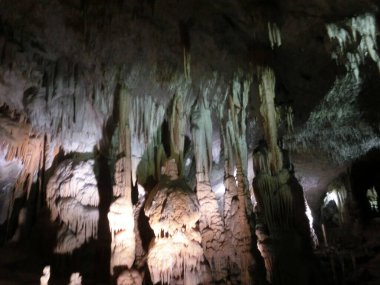 Mağarada, Postojna grotte veya Postojnska jama, Slovenya, Avrupa 'da ışıklandırılmış karst resimleri