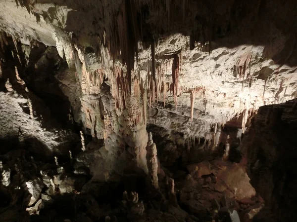 Γραφικά Καρστικά Χαρακτηριστικά Που Φωτίζονται Στο Σπήλαιο Postojna Grotte Postojnska — Φωτογραφία Αρχείου