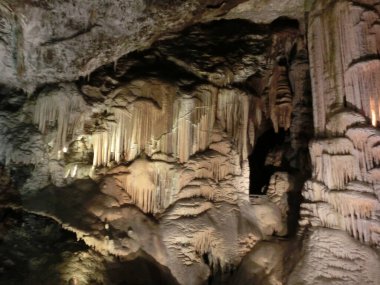 Mağarada, Postojna grotte veya Postojnska jama, Slovenya, Avrupa 'da ışıklandırılmış karst resimleri
