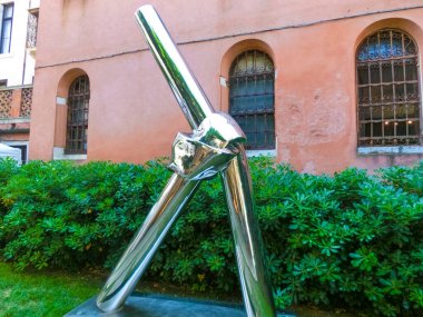 Venedik, İtalya - Haziran 06, 2015: Venedik Bienali 'nin 56. Uluslararası Sanat Sergisi sırasında İtalya' nın Venedik Sarayı 'nda kurulum görüntüsü