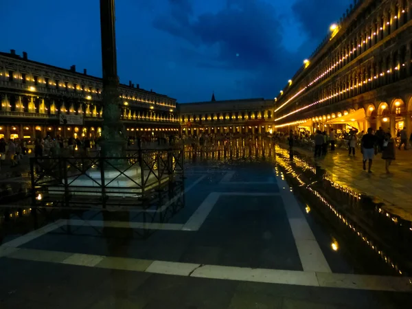 Benátky Itálie Noční Pohled Náměstí Svatého Marka Lampami — Stock fotografie
