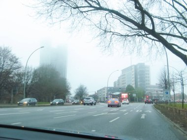 Hamburg, Almanya - 09 Aralık 2016: Hamburg havaalanından yol ayrımı: Yağmurlu bir günde yol ayrımı