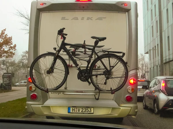 Hamburgo Alemanha Dezembro 2016 Campervan Laika Branco Com Bicicleta Uma — Fotografia de Stock