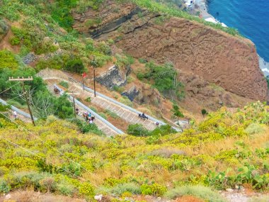 Yunanistan, Santorini 'de merdivenlere çıkan insanların olduğu eşekler.