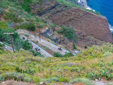 Yunanistan, Santorini 'de merdivenlere çıkan insanların olduğu eşekler.