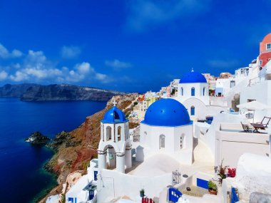 Yunanistan 'ın Santorini adasının en güzel köyü Oia' dan denize bakın